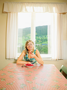 年轻商业摄影照片_吃着一碗覆盆子的女人