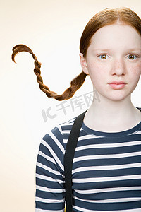 一个扎着辫子的女孩的肖像