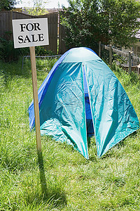 帐篷和出售标志
