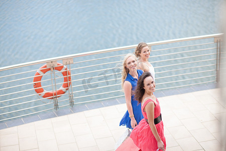 三名年轻女子走在海滨大道上