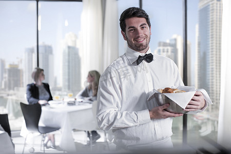 酒店餐厅年轻男服务员肖像