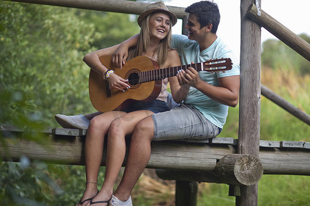 十几岁的夫妇弹着吉他唱歌