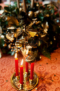 圣诞装饰品上燃烧的蜡烛