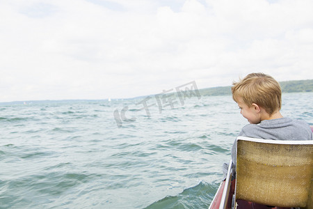 德国巴伐利亚州安默西湖上的小男孩