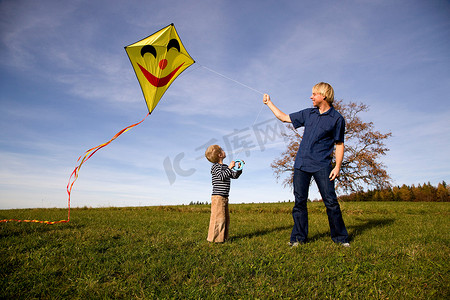 男孩和父亲放风筝
