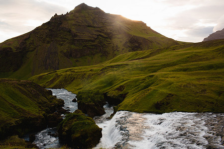 河流流经郁郁葱葱的绿色山脉冰岛