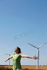 模仿风力涡轮机的年轻女子