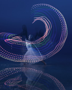 蓝光png素材摄影照片_黄昏时戴着五颜六色灯笼跳舞的女人