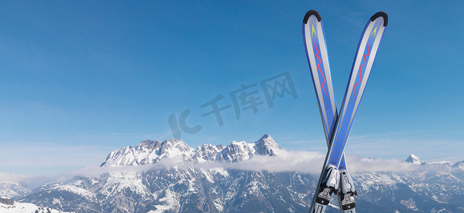 山顶上的雪地滑雪板