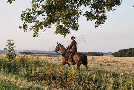 行走的女人摄影照片_在田野里骑马的女人