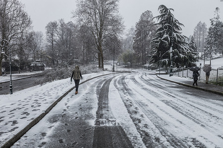 人们走在积雪覆盖的道路上