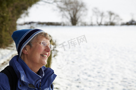 雪地里快乐的退休妇女