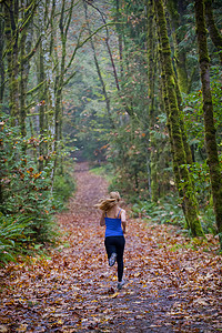 在森林里慢跑的女孩