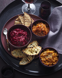 紫色酒杯摄影照片_俯瞰新鲜的冬浸酱和烤面包碗