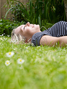 躺在草地上的微笑的女人