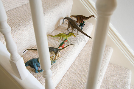排班摄影照片_楼梯上的玩具恐龙