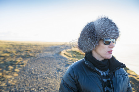 冰岛成熟女子在山上欣赏风景