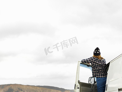 从澳大利亚维多利亚州安格尔西亚省亚的斯亚贝巴点露营车上向外看的年轻女子的背影