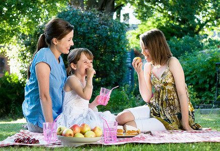 快乐的母女们在野餐