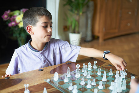 小男孩在客厅里下棋