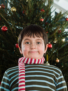 民族装饰条摄影照片_圣诞节戴围巾的男孩