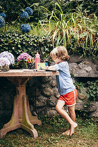意大利伦巴第卢伊诺花园色彩男孩靠在桌子上的侧景