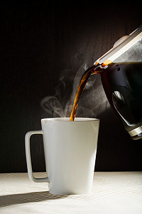 咖啡师把咖啡倒进杯子里