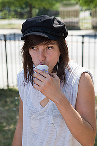 吃雪糕摄影照片_一名年轻女子在吃雪糕