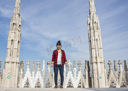 一名妇女站在意大利米兰多莫大教堂的屋顶上