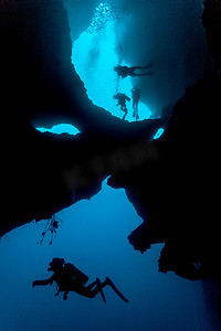 菲律宾潜水摄影照片_潜水员在洞穴系统中游泳菲律宾宿务