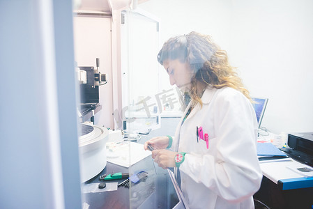 女科学家用射线衍射仪制备薄膜样品