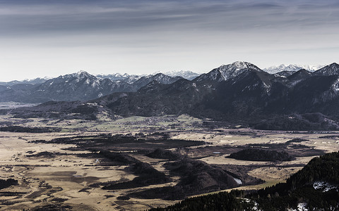 德国巴伐利亚州奥贝拉默尔高黎明时分的特费尔斯塔特科普夫山脉和山谷景观