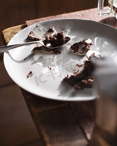 盘子里剩下的巧克力布丁