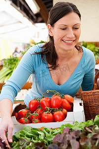 女人在买新鲜蔬菜