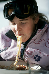 滑雪者吃意大利面