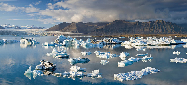 冰山漂浮在冰川水域