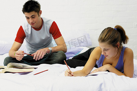 十几岁的男孩和女孩在做作业