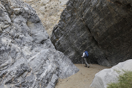 加州死亡谷国家公园大理石峡谷岩层探险徒步旅行者
