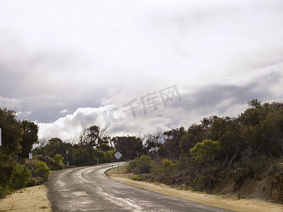 亚热带气候摄影照片_澳大利亚盎格尔西亚角亚的斯亚贝巴国家公园低云空路