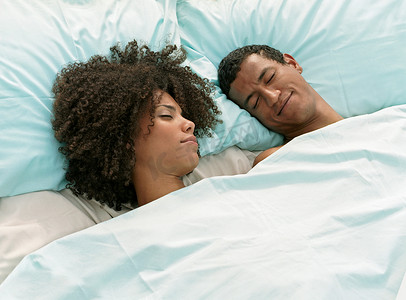 梦幻门摄影照片_夫妻在床上睡着了