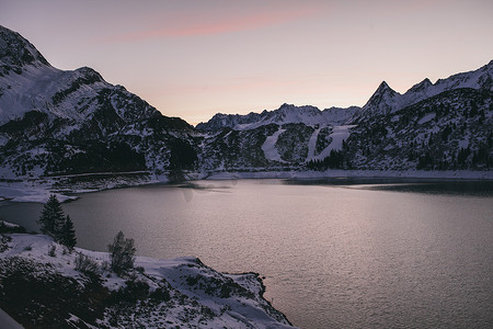 水面摄影照片_科普斯水库和积雪覆盖的山脉傍晚奥地利加尔图尔