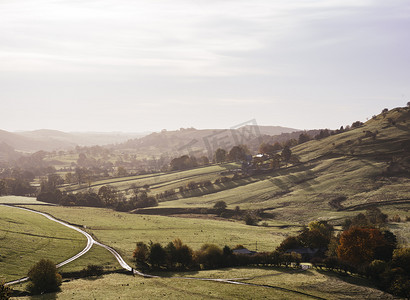 英国德比郡山顶区起伏的农业景观的高角视角
