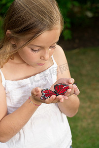 蝴蝶和人摄影照片_抱着蝴蝶的年轻女孩