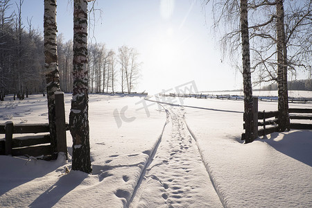 山水城市风景摄影照片_俄罗斯乌拉尔盖特积雪覆盖着脚印和足迹的风景