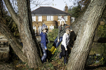 三个小男孩靠在树上的肖像