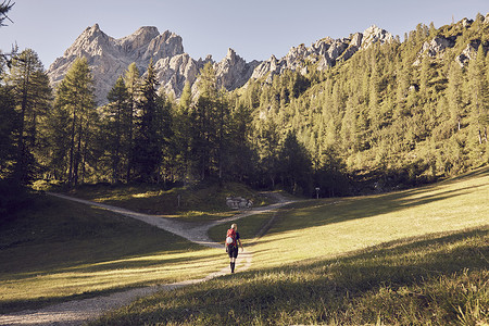 意大利南蒂罗尔塞克斯滕朝向白云石徒步旅行的女性徒步旅行者的背影