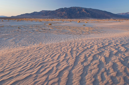 巧克力路摄影照片_美国加州死亡谷国家公园的沙丘