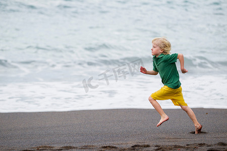 男孩在海滩上奔跑