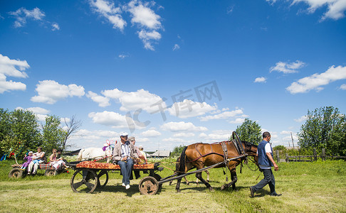 俄罗斯斯维尔德洛夫斯克雷日大型家庭团体在田野里骑着马和手推车