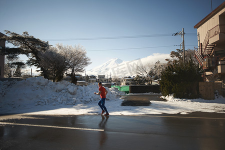 日本富士山川口湖冬天在路上奔跑的成熟男子